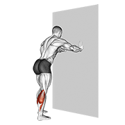 calf stretch with hands against wall dimostrazione dell’esercizio